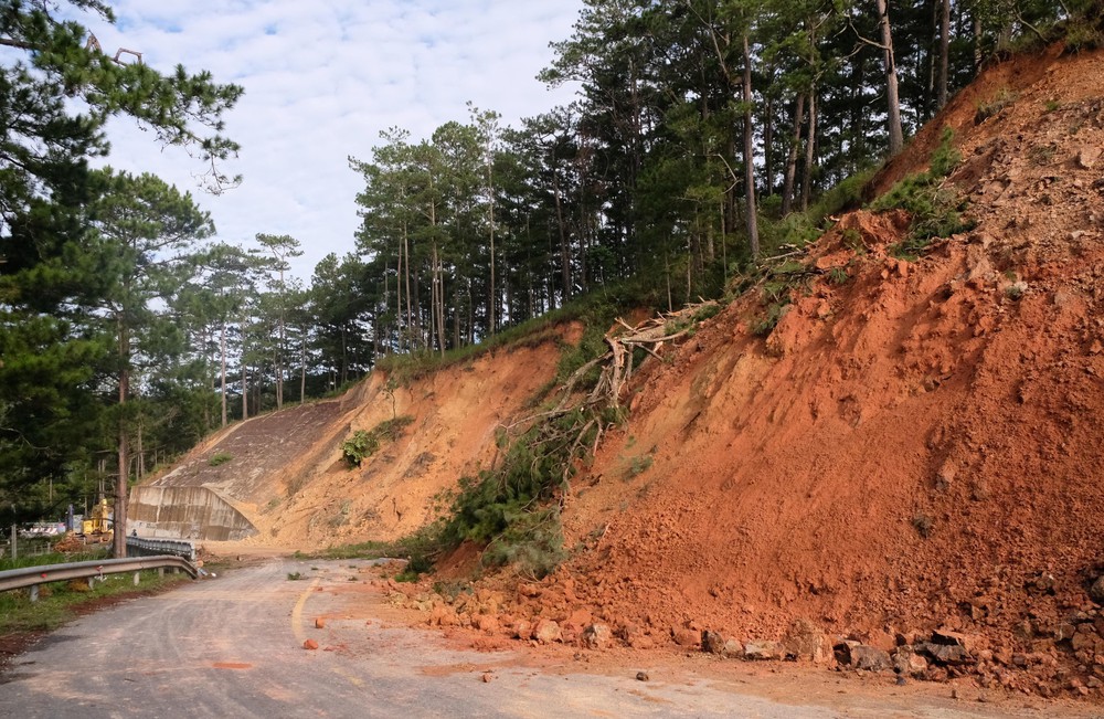 Bão tăng cấp gây mưa từ 200-400mm cho khu vực từ Đà Nẵng đến Đắk Lắk - Ảnh 4. Bão tăng cấp gây mưa từ 200-400mm cho khu vực từ Đà Nẵng đến Đắk Lắk - Ảnh 4.