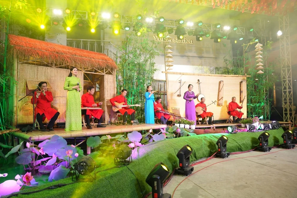 Góp ý dự thảo văn kiện Đại hội XIV của Đảng: Xác định văn hóa ngang tầm vị trí với kinh tế, chính trị và xã hội - Ảnh 3. Góp ý dự thảo văn kiện Đại hội XIV của Đảng: Xác định văn hóa ngang tầm vị trí với kinh tế, chính trị và xã hội - Ảnh 3.