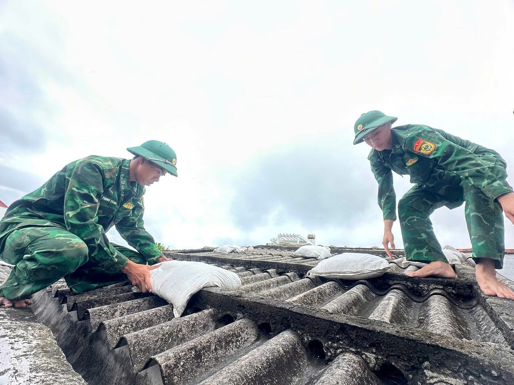 Quảng Ngãi gấp rút ứng phó bão số 13, ưu tiên an toàn cho người dân - Ảnh 2. Quảng Ngãi gấp rút ứng phó bão số 13, ưu tiên an toàn cho người dân - Ảnh 2.