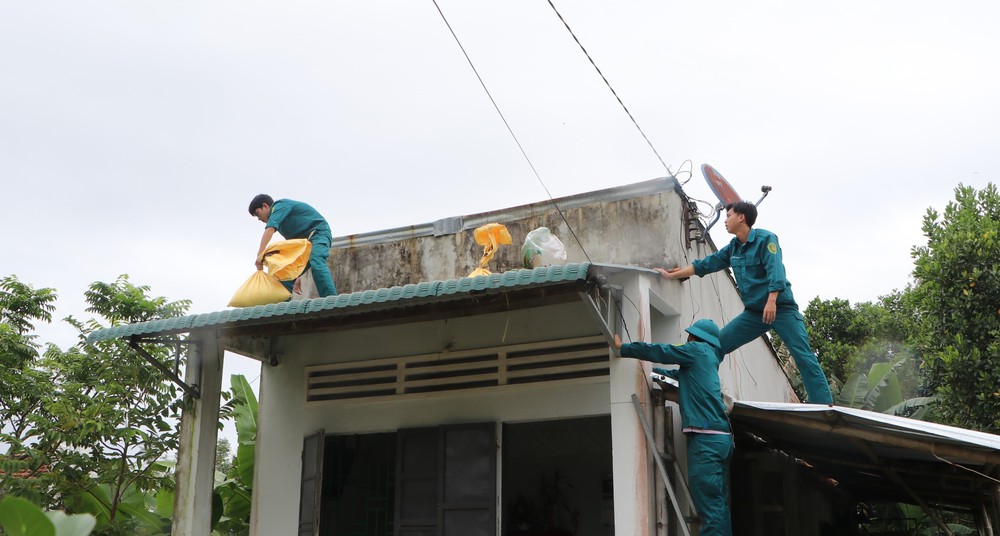 Quảng Ngãi gấp rút ứng phó bão số 13, ưu tiên an toàn cho người dân - Ảnh 1. Quảng Ngãi gấp rút ứng phó bão số 13, ưu tiên an toàn cho người dân - Ảnh 1.