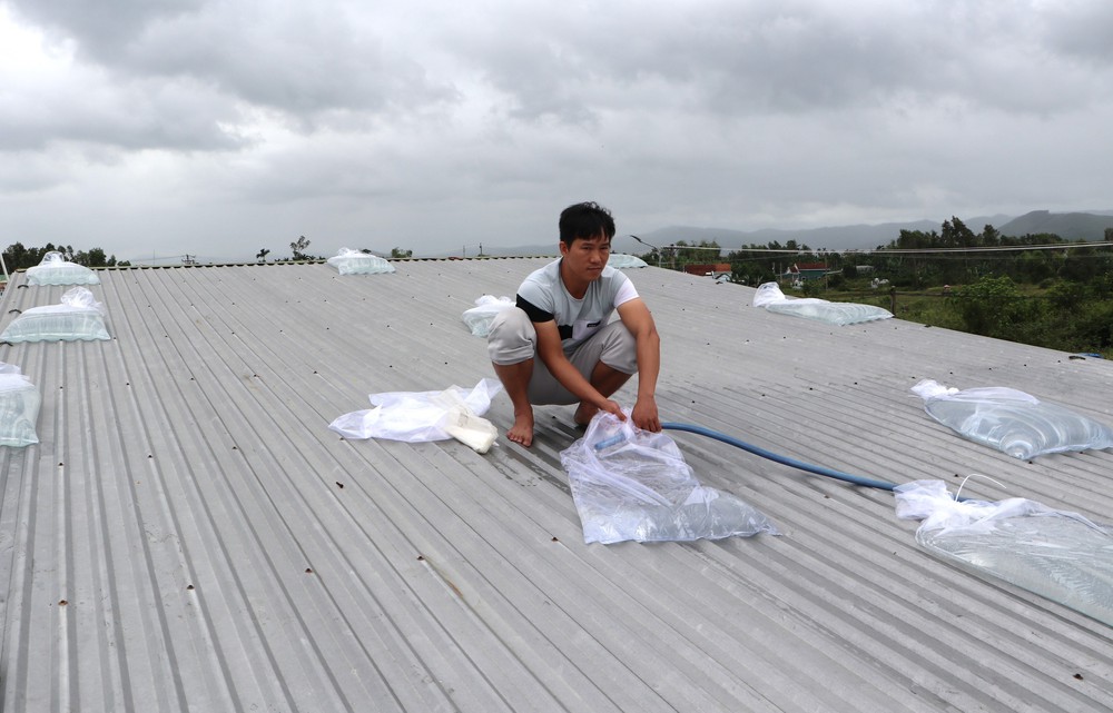 Quảng Ngãi gấp rút ứng phó bão số 13, ưu tiên an toàn cho người dân - Ảnh 4. Quảng Ngãi gấp rút ứng phó bão số 13, ưu tiên an toàn cho người dân - Ảnh 4.