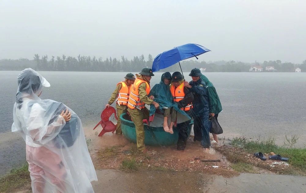 Quảng Trị chủ động ứng phó với diễn biến phức tạp của mưa lũ và bão số 13 - Ảnh 3. Quảng Trị chủ động ứng phó với diễn biến phức tạp của mưa lũ và bão số 13 - Ảnh 3.