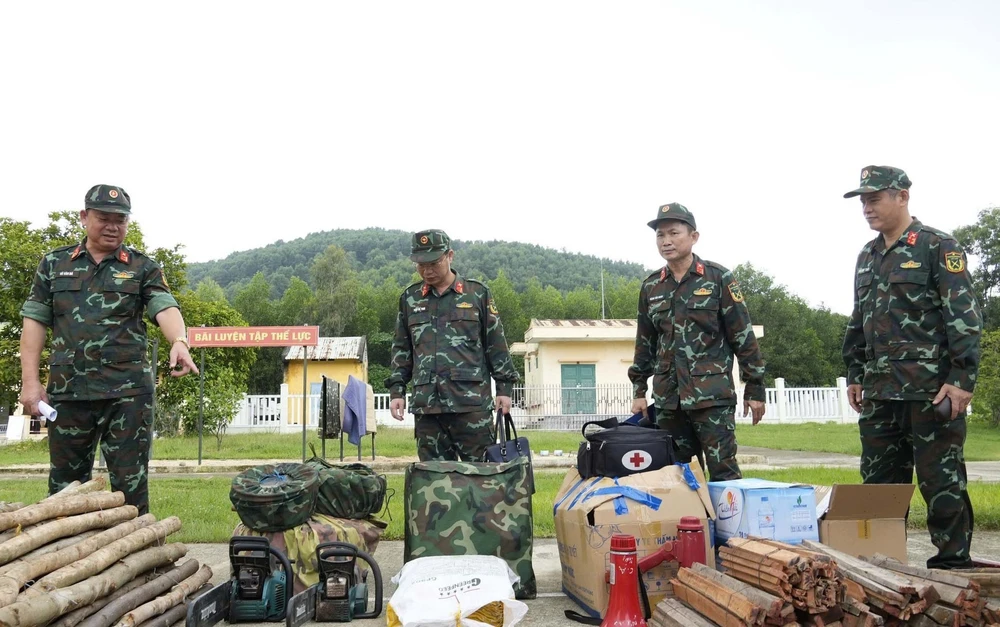 Phó Thủ tướng Trần Hồng Hà: Ứng phó bão số 13 trong “tình trạng khẩn cấp hơn” - Ảnh 4. Phó Thủ tướng Trần Hồng Hà: Ứng phó bão số 13 trong “tình trạng khẩn cấp hơn” - Ảnh 4.