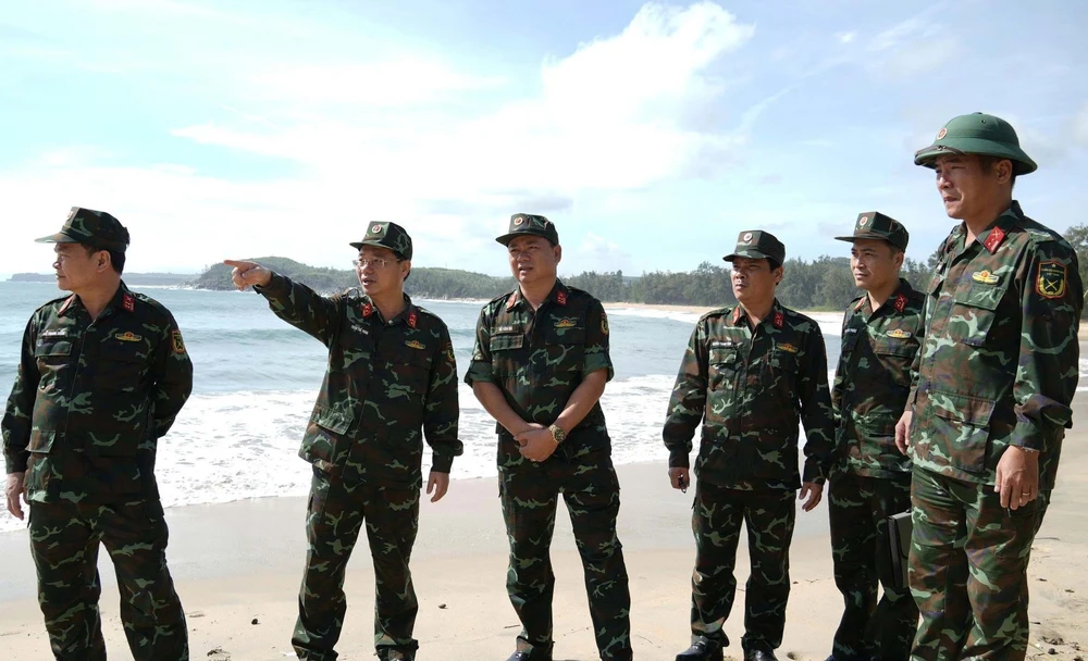 Quân đội ứng phó với bão số 13 (Kalmaegi) theo phương châm “chủ động từ sớm, từ xa” - Ảnh 2. Quân đội ứng phó với bão số 13 (Kalmaegi) theo phương châm “chủ động từ sớm, từ xa” - Ảnh 2.