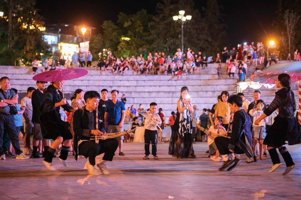 Sa Pa tăng tốc hút khách mùa du lịch lễ hội cuối năm - Ảnh 3.