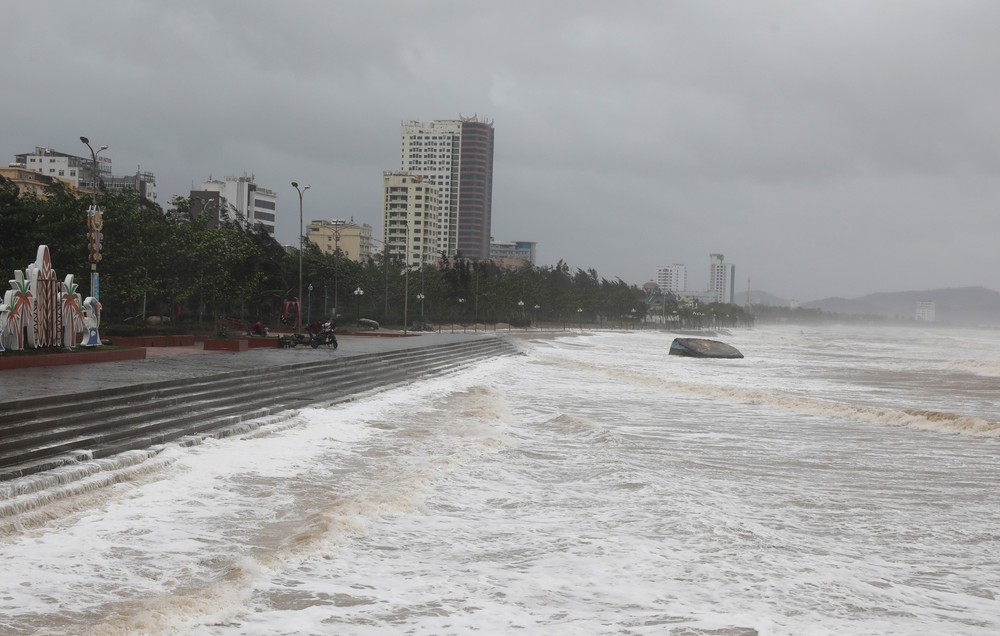 Bão tăng cấp gây mưa từ 200-400mm cho khu vực từ Đà Nẵng đến Đắk Lắk - Ảnh 1. Bão tăng cấp gây mưa từ 200-400mm cho khu vực từ Đà Nẵng đến Đắk Lắk - Ảnh 1.