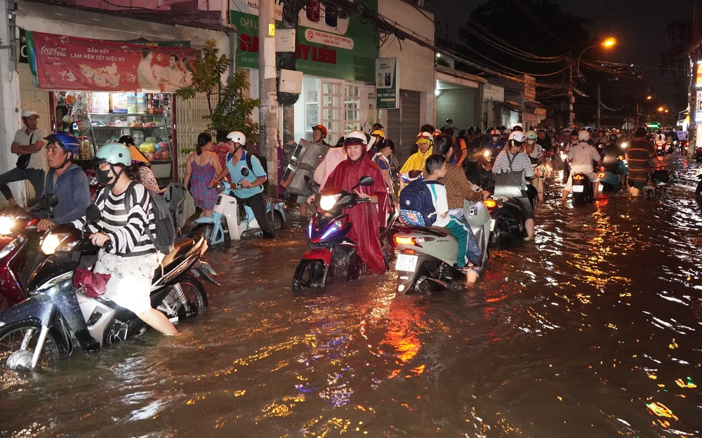 TP. Hồ Chí Minh: Người dân loay hoay, chật vật lội nước nước về nhà - Ảnh 6. TP. Hồ Chí Minh: Người dân loay hoay, chật vật lội nước nước về nhà - Ảnh 6.