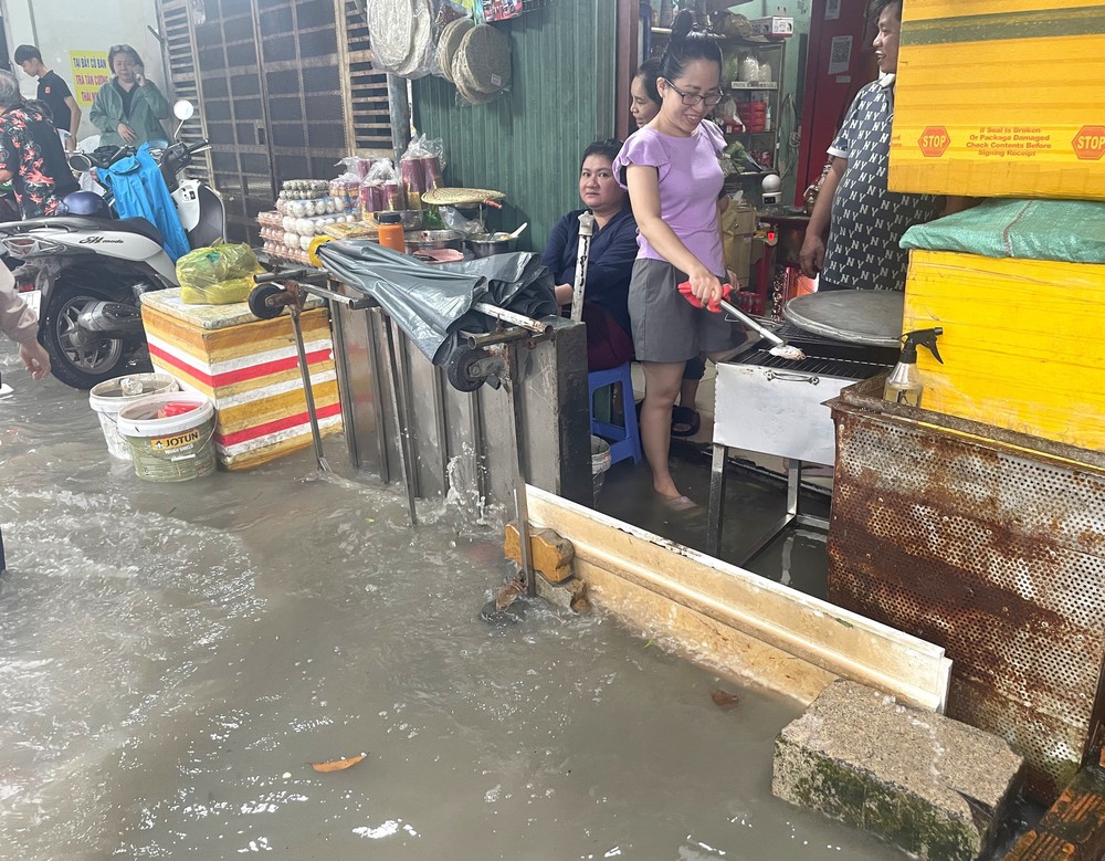 TP. Hồ Chí Minh: Người dân loay hoay, chật vật lội nước nước về nhà - Ảnh 10. TP. Hồ Chí Minh: Người dân loay hoay, chật vật lội nước nước về nhà - Ảnh 10.