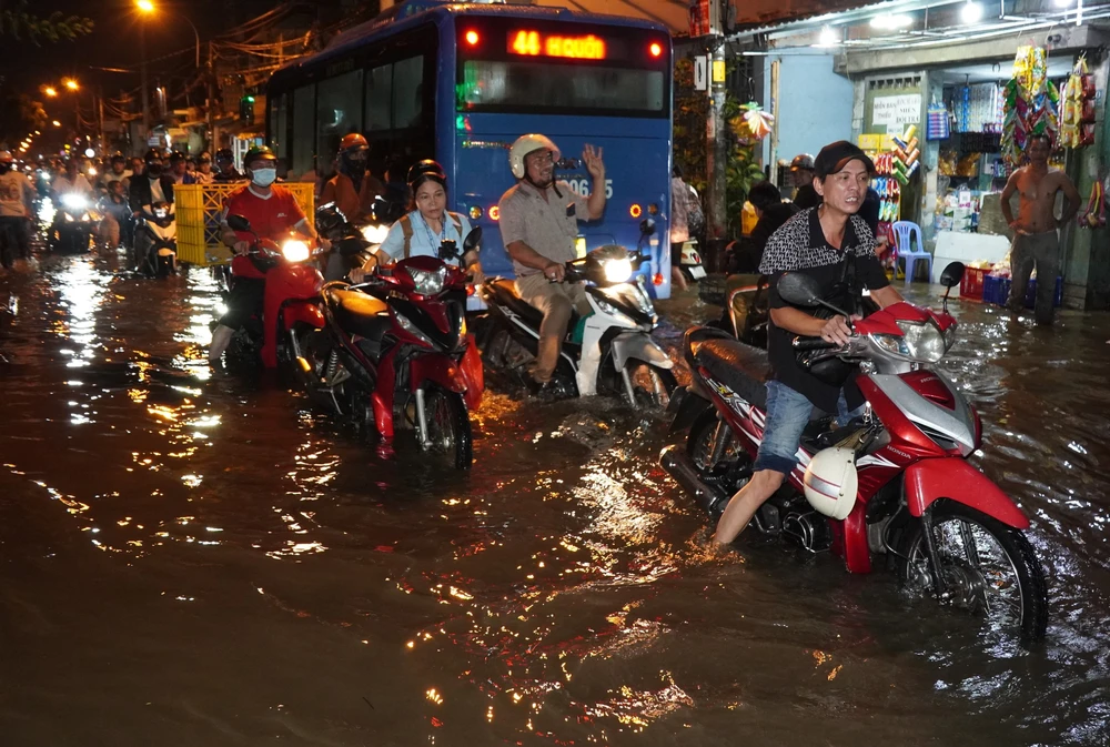 TP. Hồ Chí Minh: Người dân loay hoay, chật vật lội nước nước về nhà - Ảnh 2. TP. Hồ Chí Minh: Người dân loay hoay, chật vật lội nước nước về nhà - Ảnh 2.