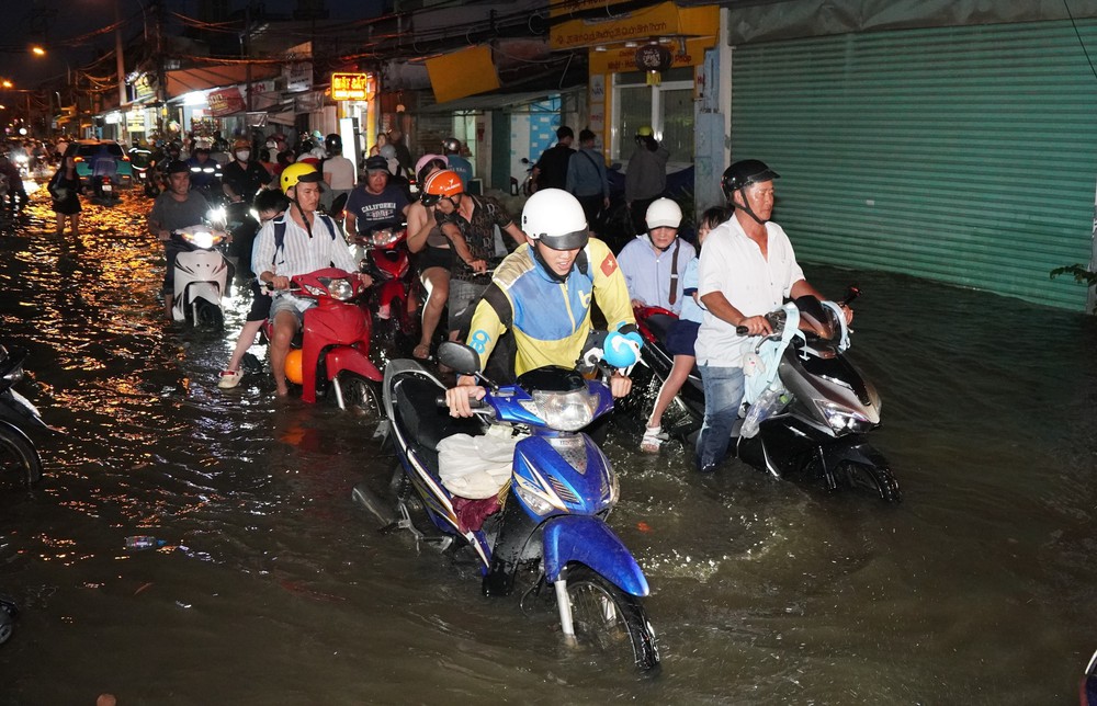 TP. Hồ Chí Minh: Người dân loay hoay, chật vật lội nước nước về nhà - Ảnh 1. TP. Hồ Chí Minh: Người dân loay hoay, chật vật lội nước nước về nhà - Ảnh 1.