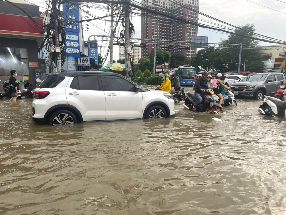 TP. Hồ Chí Minh: Người dân loay hoay, chật vật lội nước nước về nhà - Ảnh 4. TP. Hồ Chí Minh: Người dân loay hoay, chật vật lội nước nước về nhà - Ảnh 4.