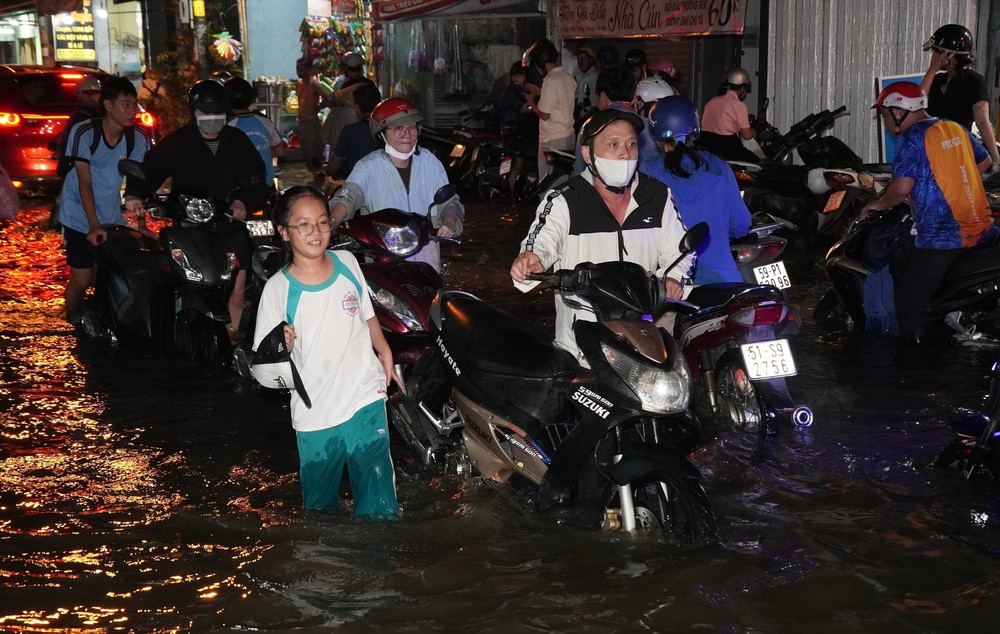 TP. Hồ Chí Minh: Người dân loay hoay, chật vật lội nước nước về nhà - Ảnh 7. TP. Hồ Chí Minh: Người dân loay hoay, chật vật lội nước nước về nhà - Ảnh 7.