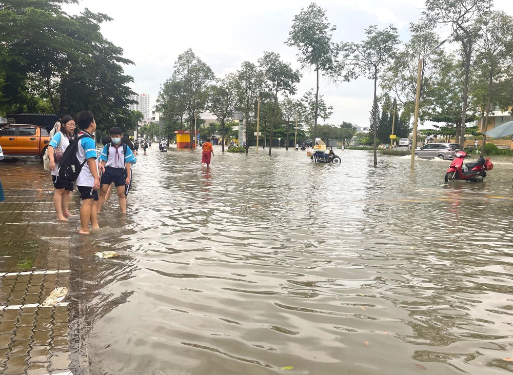 TP. Hồ Chí Minh: Người dân loay hoay, chật vật lội nước nước về nhà - Ảnh 8. TP. Hồ Chí Minh: Người dân loay hoay, chật vật lội nước nước về nhà - Ảnh 8.