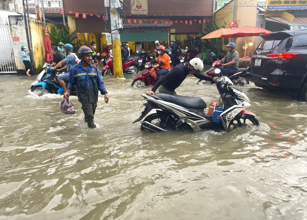 TP. Hồ Chí Minh: Người dân loay hoay, chật vật lội nước nước về nhà - Ảnh 3. TP. Hồ Chí Minh: Người dân loay hoay, chật vật lội nước nước về nhà - Ảnh 3.