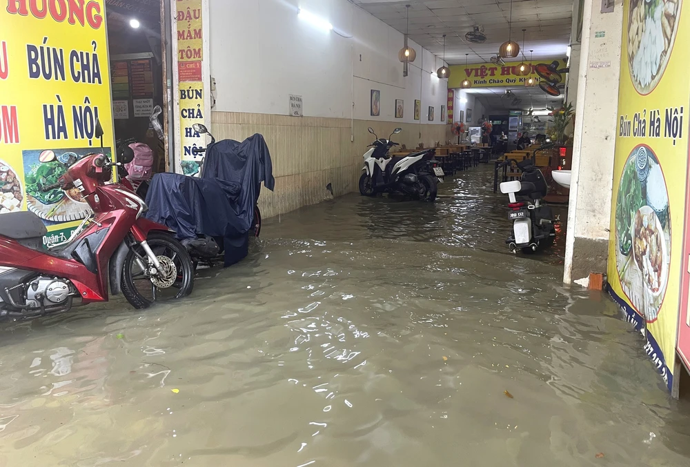 TP. Hồ Chí Minh: Người dân loay hoay, chật vật lội nước nước về nhà - Ảnh 9. TP. Hồ Chí Minh: Người dân loay hoay, chật vật lội nước nước về nhà - Ảnh 9.