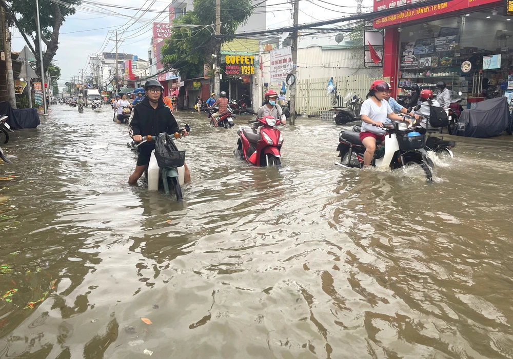 TP. Hồ Chí Minh: Người dân loay hoay, chật vật lội nước nước về nhà - Ảnh 5. TP. Hồ Chí Minh: Người dân loay hoay, chật vật lội nước nước về nhà - Ảnh 5.