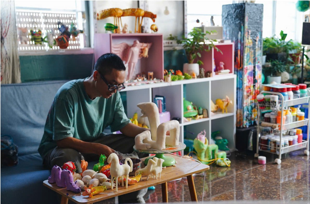 Họa sĩ Vũ Hoàng: Giải Vàng UOB và tiếng nói của hiện thực đô thị - Ảnh 4.