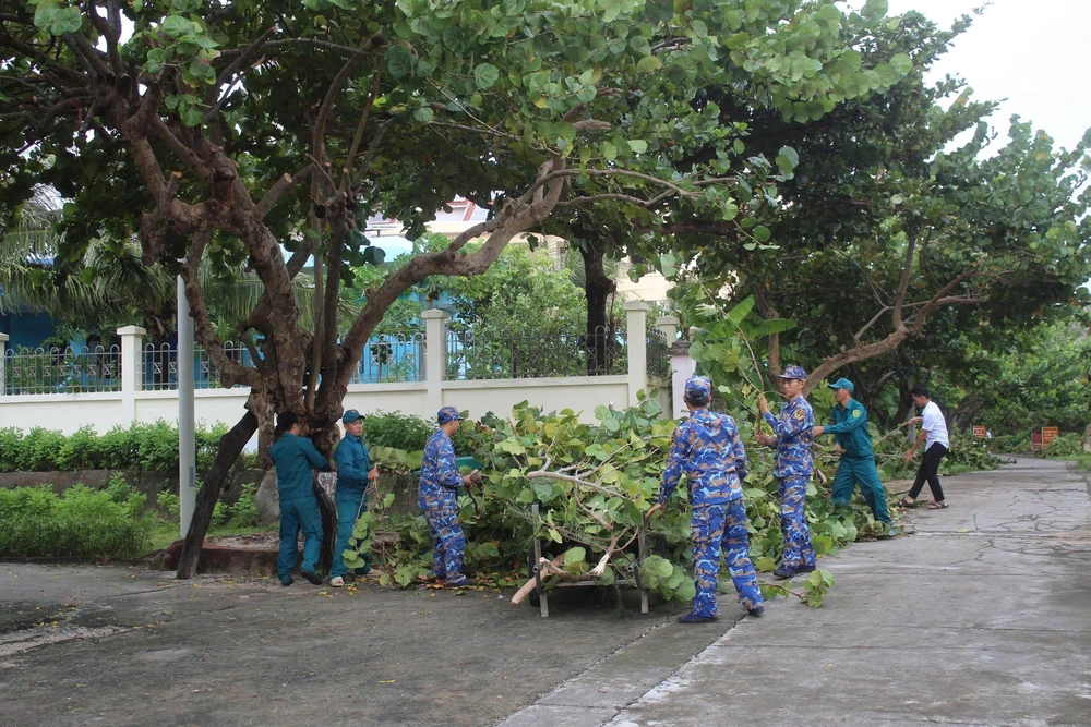 Cập nhật mới nhất tin bão số 13: Bão giật trên cấp 17 tiến vào biển Quy Nhơn - Ảnh 4. Cập nhật mới nhất tin bão số 13: Bão giật trên cấp 17 tiến vào biển Quy Nhơn - Ảnh 4.