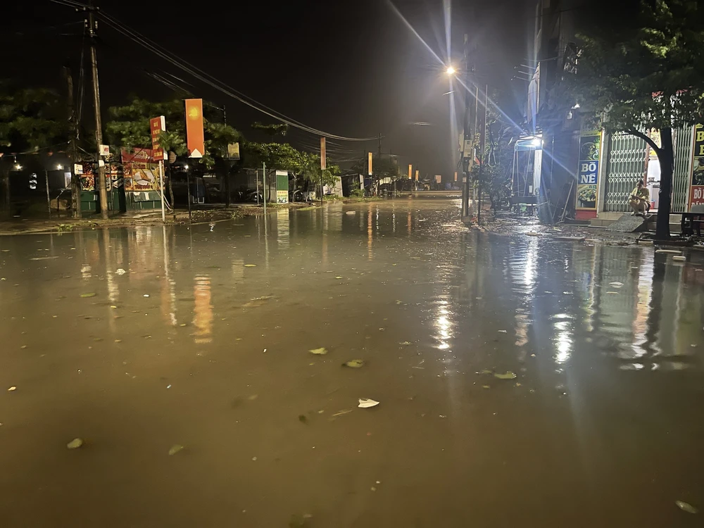 Cập nhật mới nhất tin bão số 13: Quy Nhơn gồng minh chống bão  - Ảnh 4.