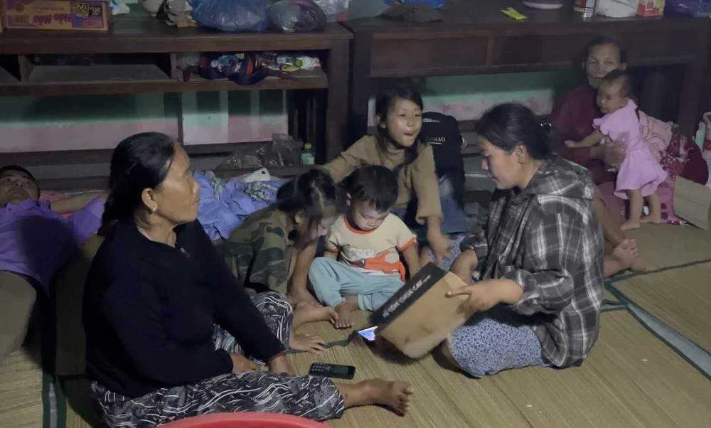 Cập nhật mới nhất tin bão số 13: Núi xuất hiện vết nứt, Quảng Ngãi khẩn cấp dời dân trong đêm - Ảnh 1.