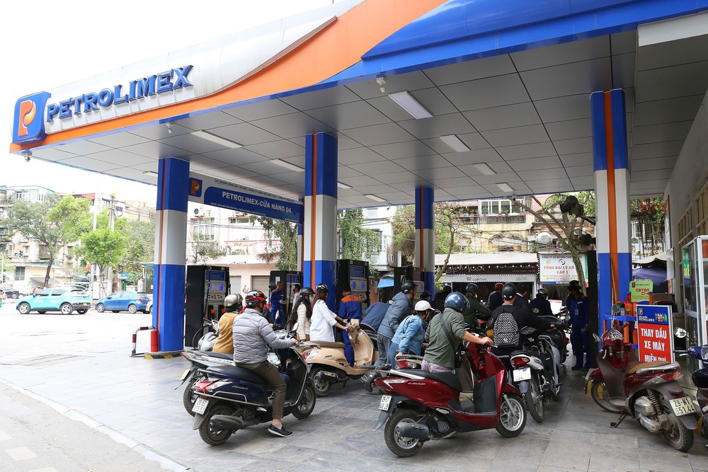 Giá các loại xăng giảm nhẹ trong kỳ điều hành chiều 6/11 - Ảnh 2. Giá các loại xăng giảm nhẹ trong kỳ điều hành chiều 6/11 - Ảnh 2.