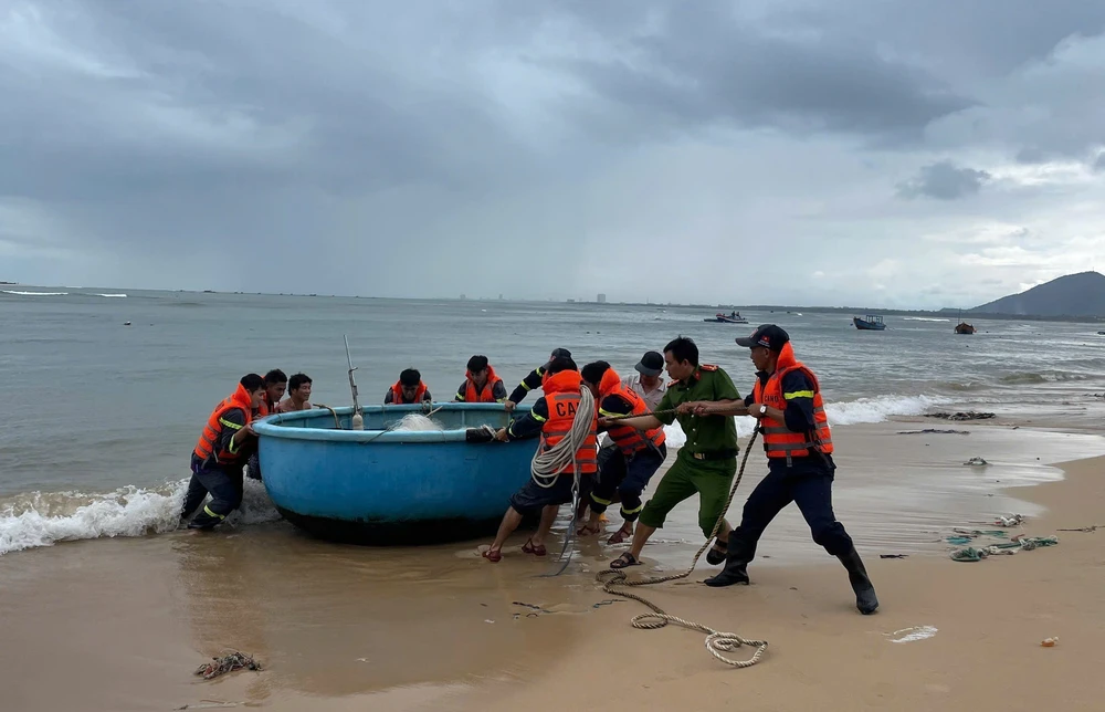 Bão số 13 vẫn có khả năng duy trì cường độ mạnh nhất trong khoảng 4-6 giờ tới - Ảnh 2. Bão số 13 vẫn có khả năng duy trì cường độ mạnh nhất trong khoảng 4-6 giờ tới - Ảnh 2.