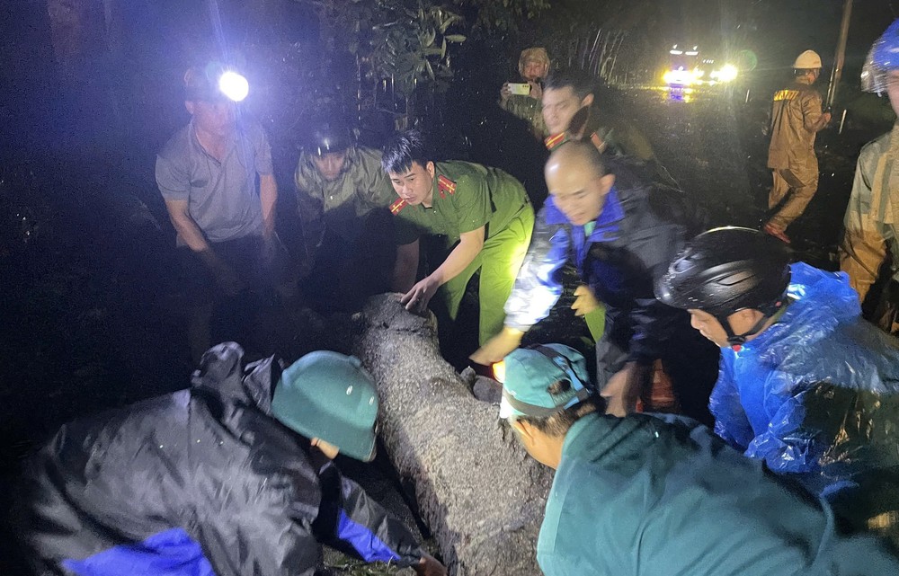 Bão số 13: Lực lượng chức năng Đắk Lắk khẩn trương khắc phục hậu quả trong đêm - Ảnh 3. Bão số 13: Lực lượng chức năng Đắk Lắk khẩn trương khắc phục hậu quả trong đêm - Ảnh 3.