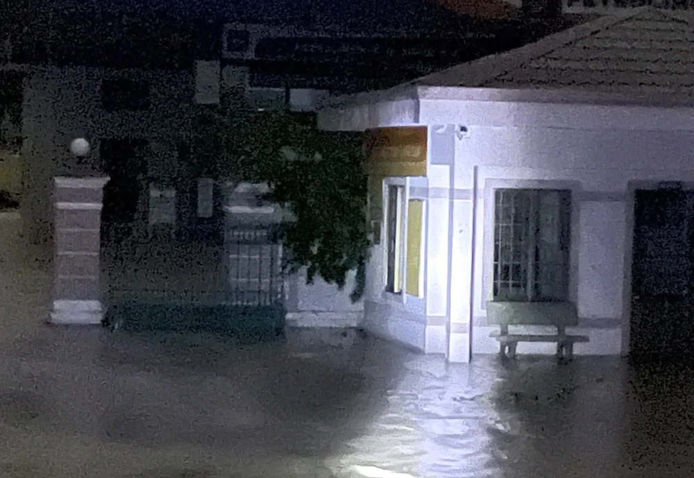 Bão số 13: Lực lượng chức năng Đắk Lắk khẩn trương khắc phục hậu quả trong đêm - Ảnh 2. Bão số 13: Lực lượng chức năng Đắk Lắk khẩn trương khắc phục hậu quả trong đêm - Ảnh 2.