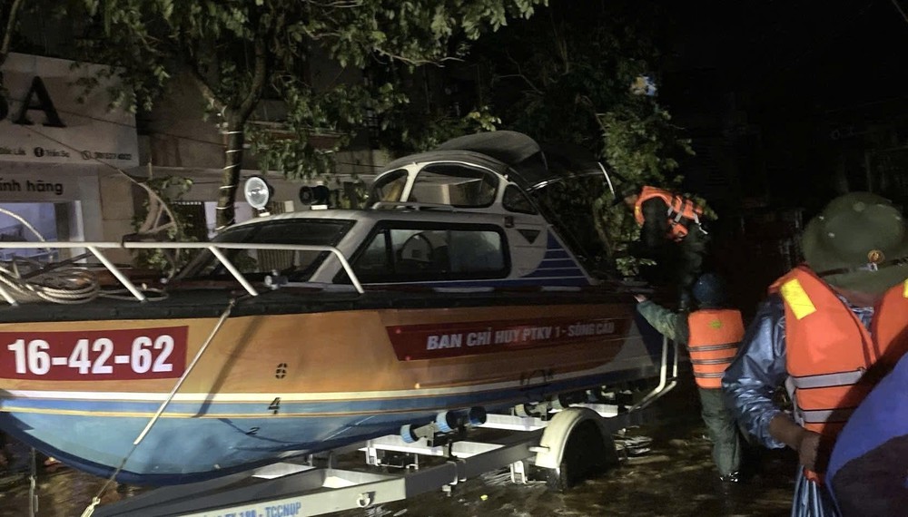 Bão số 13: Lực lượng chức năng Đắk Lắk khẩn trương khắc phục hậu quả trong đêm - Ảnh 5. Bão số 13: Lực lượng chức năng Đắk Lắk khẩn trương khắc phục hậu quả trong đêm - Ảnh 5.