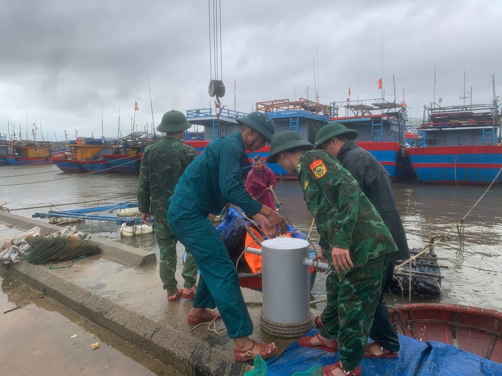 Bão số 13 vẫn có khả năng duy trì cường độ mạnh nhất trong khoảng 4-6 giờ tới - Ảnh 3. Bão số 13 vẫn có khả năng duy trì cường độ mạnh nhất trong khoảng 4-6 giờ tới - Ảnh 3.