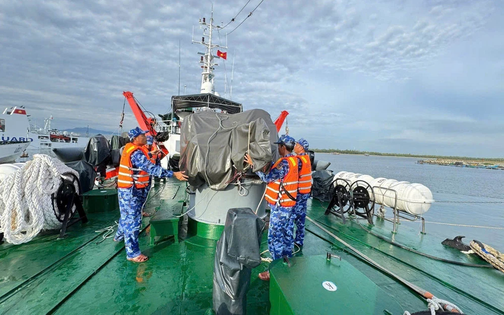 Bộ Quốc phòng huy động trên 268.000 cán bộ, chiến sĩ và 6 máy bay ứng phó bão số 13 - Ảnh 1.