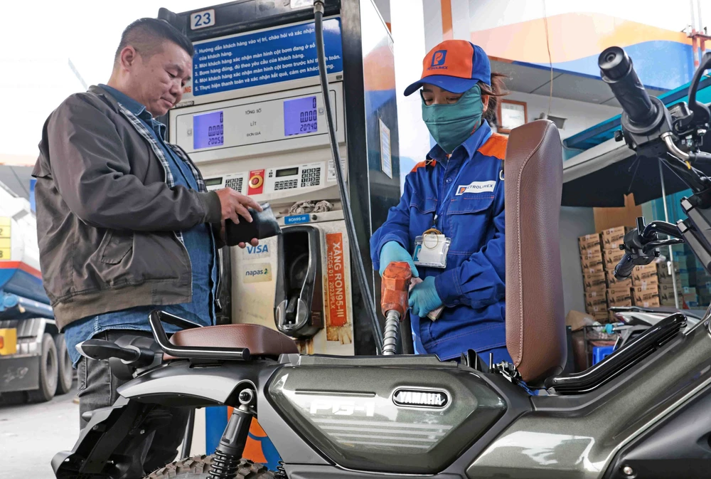 Giá các loại xăng giảm nhẹ trong kỳ điều hành chiều 6/11 - Ảnh 1. Giá các loại xăng giảm nhẹ trong kỳ điều hành chiều 6/11 - Ảnh 1.