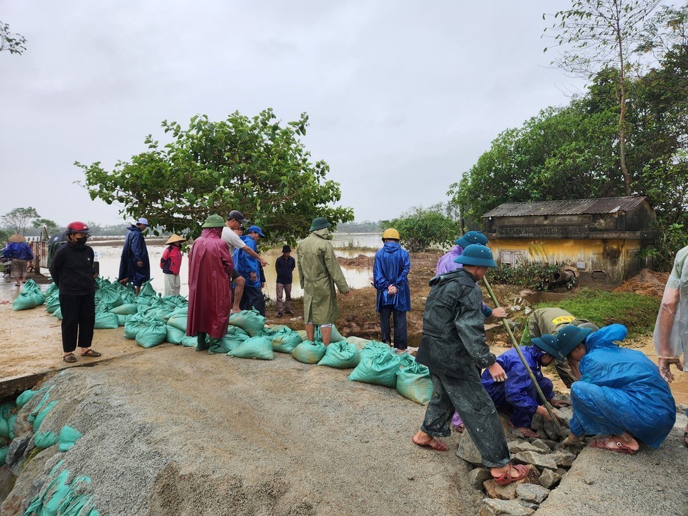 Ứng phó với bão số 13: Huế lên phương án di dời trên 3.000 hộ dân vùng ven biển, đầm phá - Ảnh 2. Ứng phó với bão số 13: Huế lên phương án di dời trên 3.000 hộ dân vùng ven biển, đầm phá - Ảnh 2.