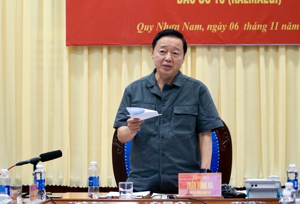 Thủ tướng Chính phủ yêu cầu tập trung triển khai các biện pháp khẩn cấp ứng phó bão số 13 - Ảnh 1. Thủ tướng Chính phủ yêu cầu tập trung triển khai các biện pháp khẩn cấp ứng phó bão số 13 - Ảnh 1.