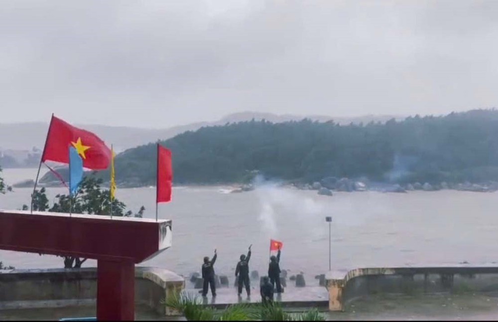 Cập nhật mới nhất tin bão số 13: Bão giật trên cấp 17 tiến vào biển Quy Nhơn - Ảnh 2.