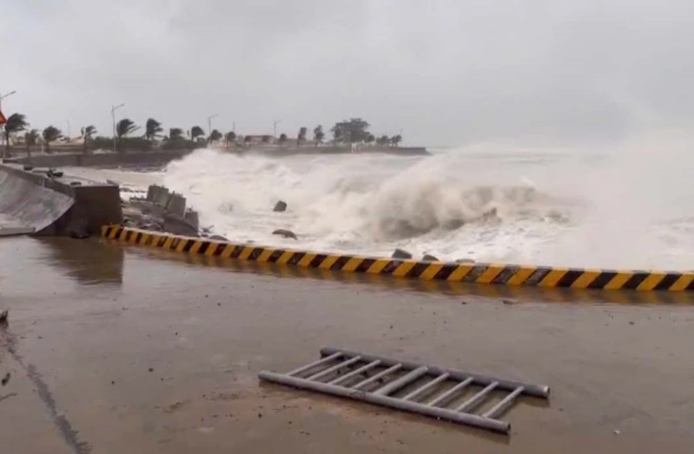 Cập nhật mới nhất tin bão số 13: Bão giật trên cấp 17 tiến vào biển Quy Nhơn - Ảnh 3.