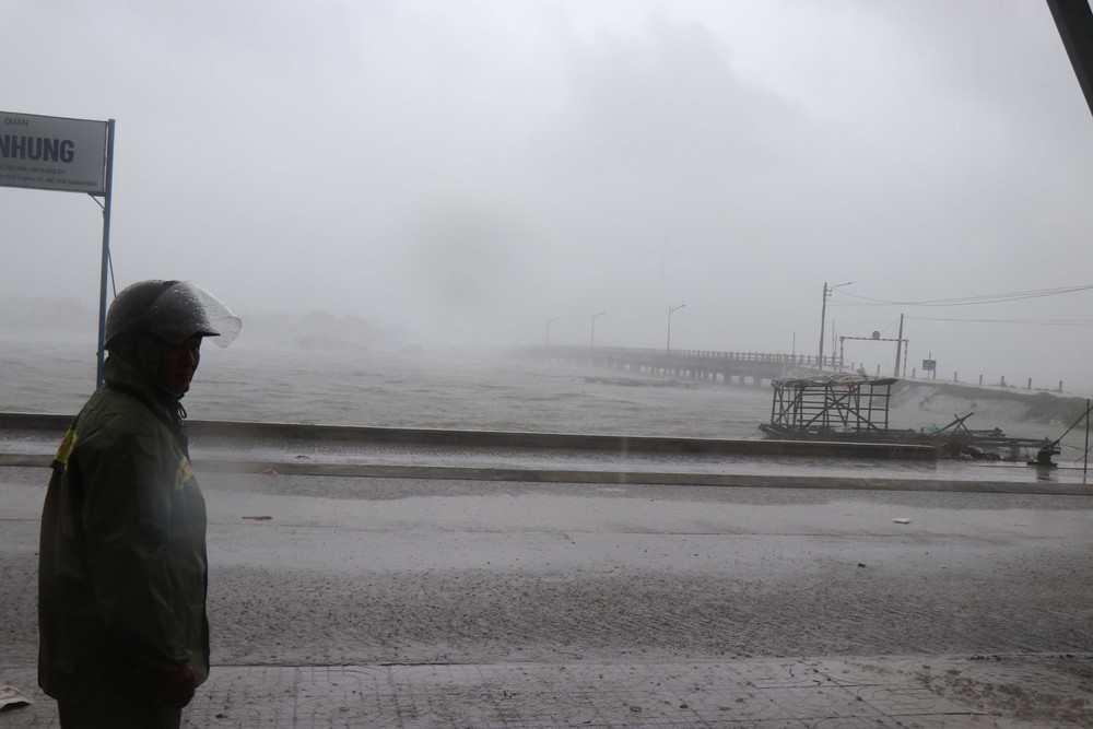 Cập nhật mới nhất tin bão số 13: Bão giật trên cấp 17 tiến vào biển Quy Nhơn - Ảnh 3.