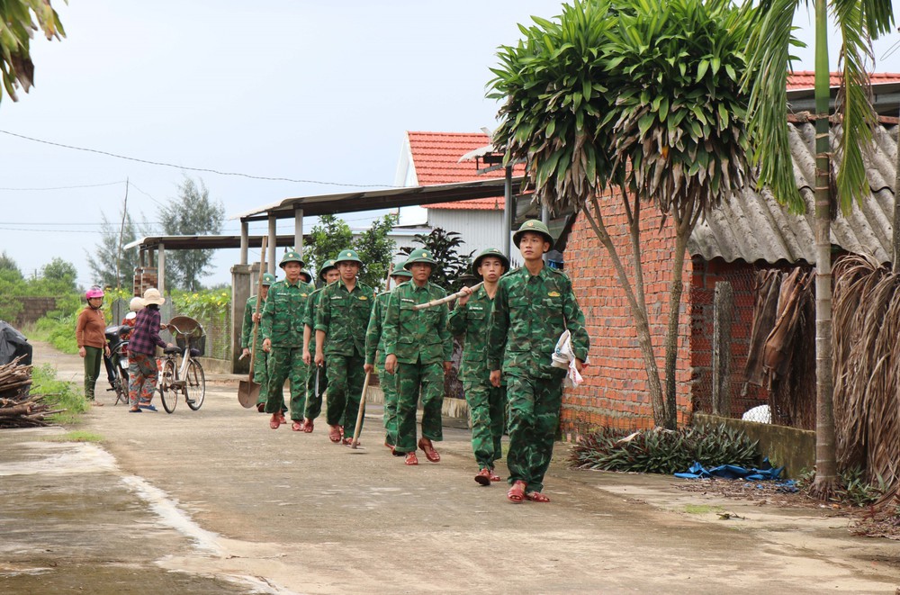 Quảng Ngãi kích hoạt các phương án ứng phó bão số 13 - Ảnh 2. Quảng Ngãi kích hoạt các phương án ứng phó bão số 13 - Ảnh 2.