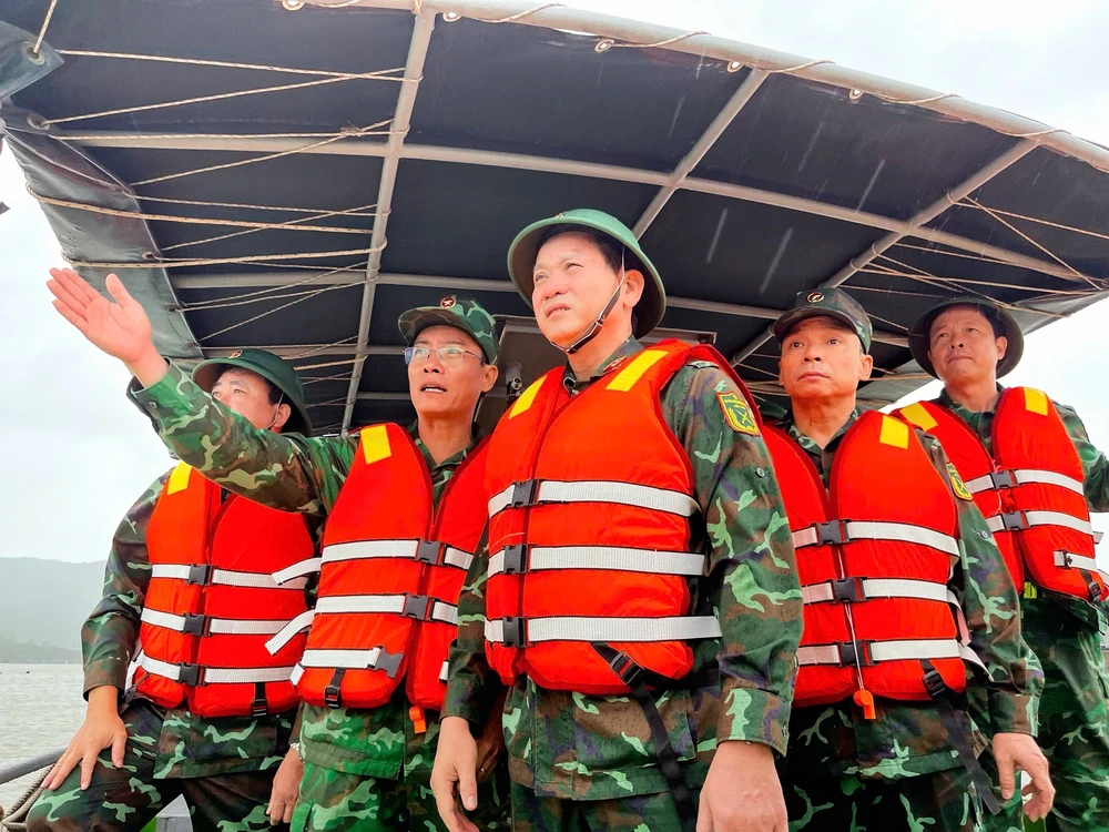 Quân khu 5 sẵn sàng ứng phó với bão số 13 - Ảnh 1. Quân khu 5 sẵn sàng ứng phó với bão số 13 - Ảnh 1.