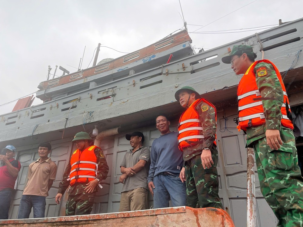 Quân khu 5 sẵn sàng ứng phó với bão số 13 - Ảnh 3. Quân khu 5 sẵn sàng ứng phó với bão số 13 - Ảnh 3.