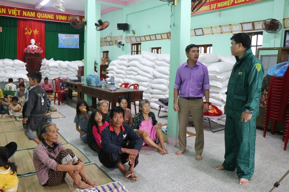 Bão số 13 vẫn có khả năng duy trì cường độ mạnh nhất trong khoảng 4-6 giờ tới - Ảnh 1. Bão số 13 vẫn có khả năng duy trì cường độ mạnh nhất trong khoảng 4-6 giờ tới - Ảnh 1.