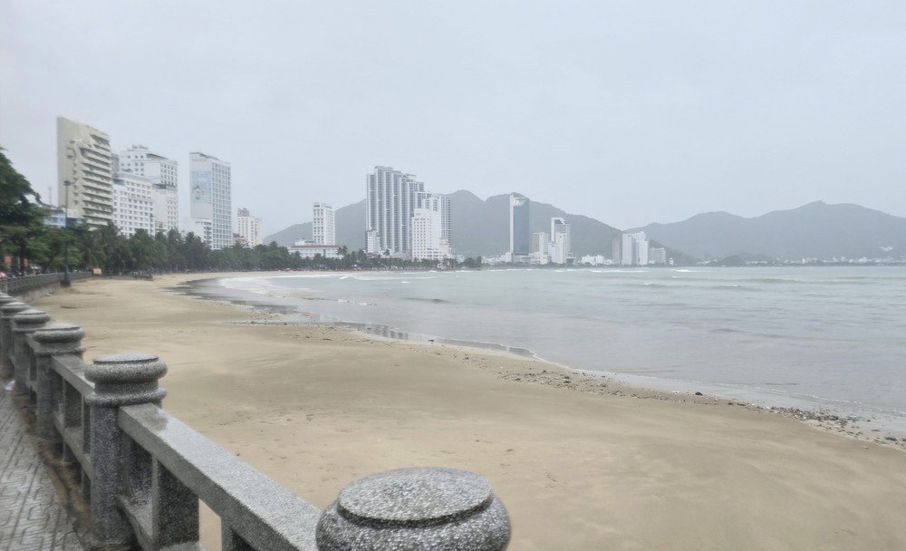 Ứng phó bão số 13: Khánh Hòa tạm ngừng các hoạt động tour, tuyến tham quan du lịch - Ảnh 1. Ứng phó bão số 13: Khánh Hòa tạm ngừng các hoạt động tour, tuyến tham quan du lịch - Ảnh 1.