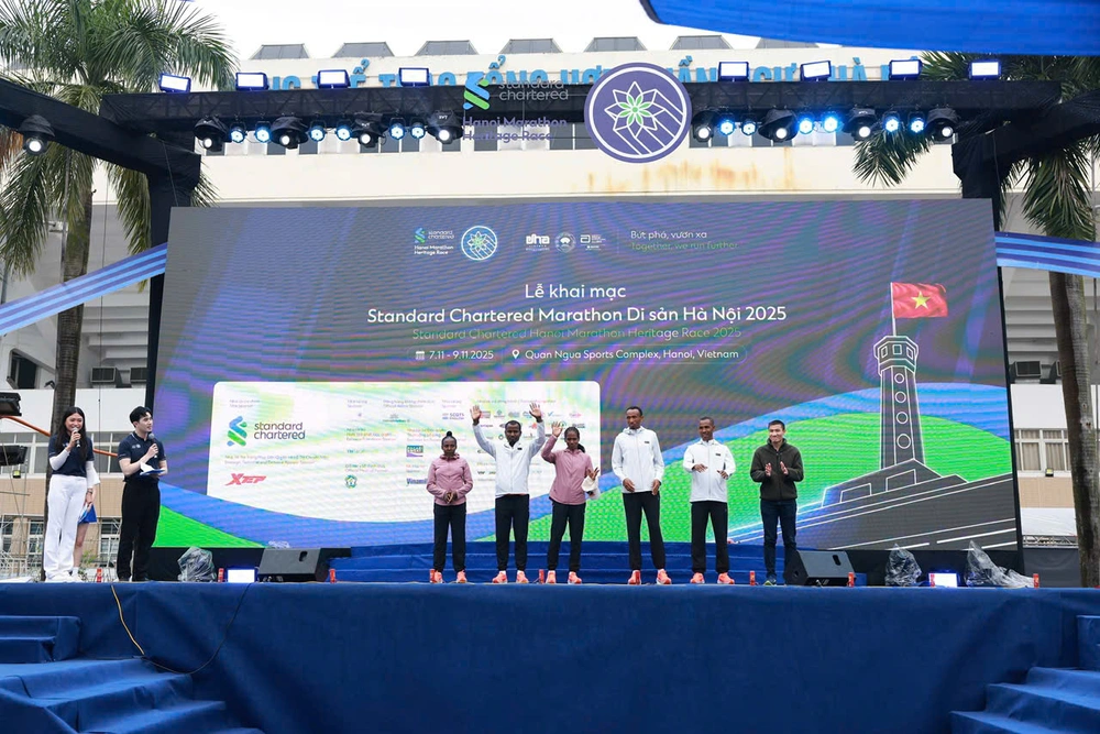 Khai mạc giải chạy Standard Chartered Marathon Di Sản Hà Nội 2025 - Ảnh 2. Khai mạc giải chạy Standard Chartered Marathon Di Sản Hà Nội 2025 - Ảnh 2.