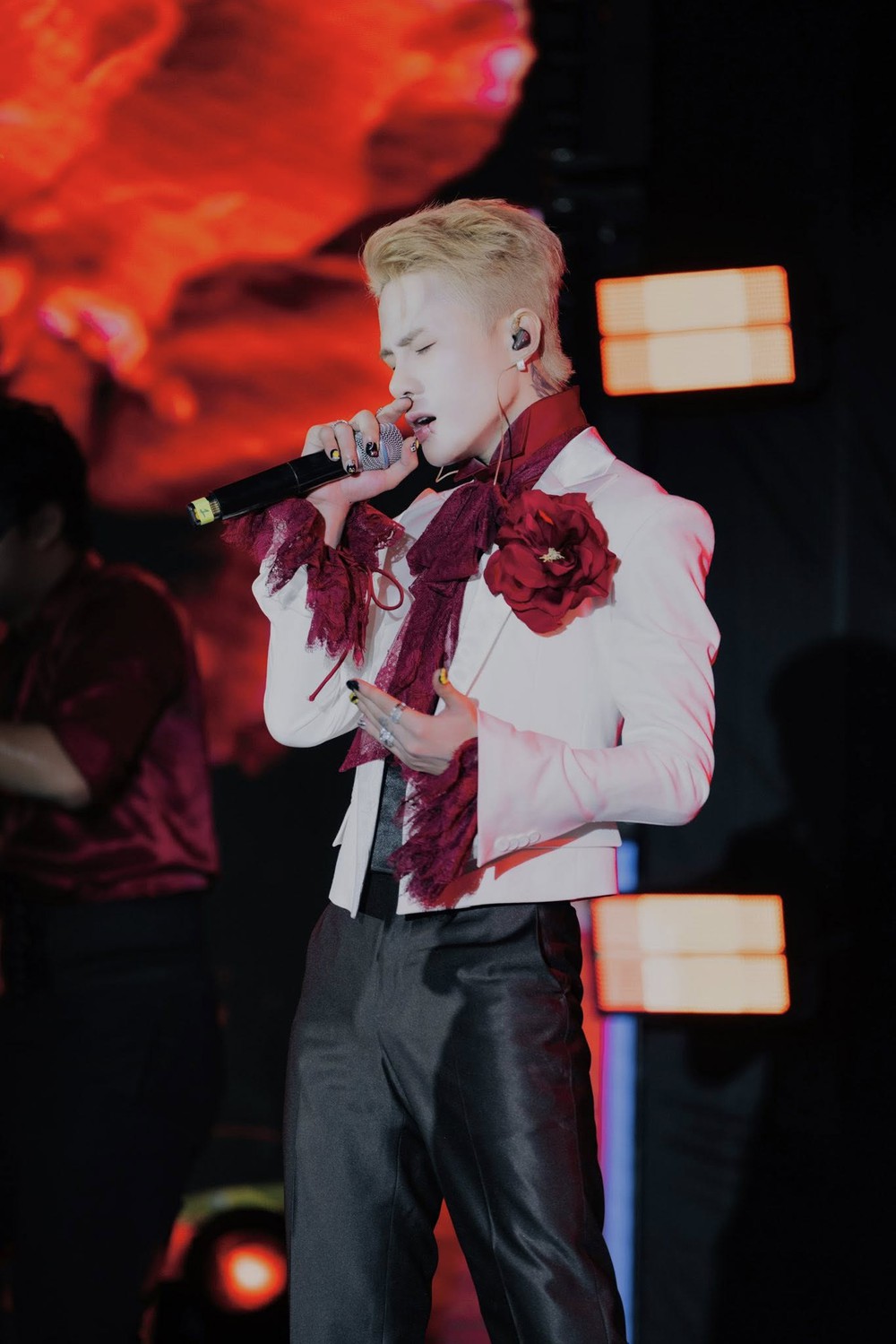 J97 bị đình chỉ biểu diễn 9 tháng, phạt 55 triệu đồng - Ảnh 1. J97 bị đình chỉ biểu diễn 9 tháng, phạt 55 triệu đồng - Ảnh 1.