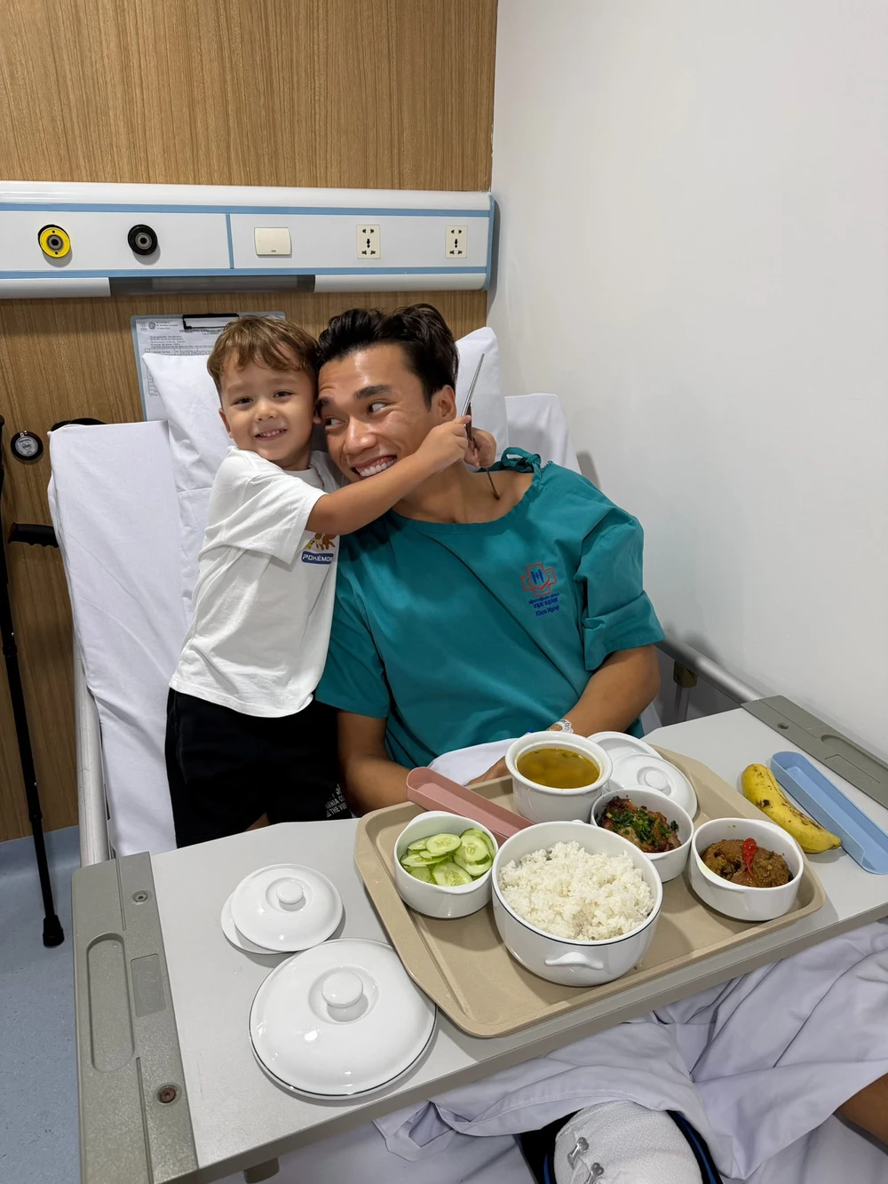 Tin nóng bóng đá Việt hôm nay 8/11: Đội tuyển Việt Nam được khích lệ trước SEA Games 33; Thủ môn Bùi Tiến Dũng phẫu thuật chấn thương - Ảnh 2. Tin nóng bóng đá Việt hôm nay 8/11: Đội tuyển Việt Nam được khích lệ trước SEA Games 33; Thủ môn Bùi Tiến Dũng phẫu thuật chấn thương - Ảnh 2.