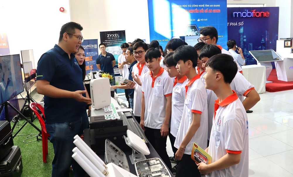 Góp ý dự thảo văn kiện Đại hội XIV của Đảng: Làm sâu sắc hơn quan điểm Đột phá phát triển khoa học, công nghệ, đổi mới sáng tạo và chuyển đổi số - Ảnh 1. Góp ý dự thảo văn kiện Đại hội XIV của Đảng: Làm sâu sắc hơn quan điểm Đột phá phát triển khoa học, công nghệ, đổi mới sáng tạo và chuyển đổi số - Ảnh 1.