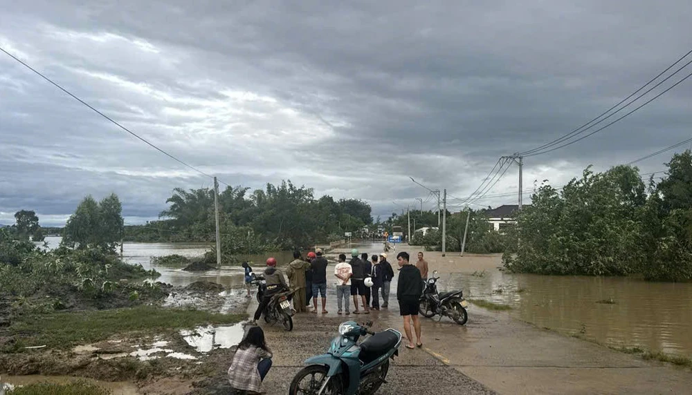 Khắc phục bão số 13: Cả miền Trung – Tây Nguyên dồn sức - Ảnh 4. Khắc phục bão số 13: Cả miền Trung – Tây Nguyên dồn sức - Ảnh 4.