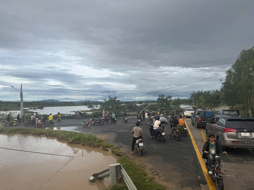 Khắc phục bão số 13: Cả miền Trung – Tây Nguyên dồn sức - Ảnh 3. Khắc phục bão số 13: Cả miền Trung – Tây Nguyên dồn sức - Ảnh 3.