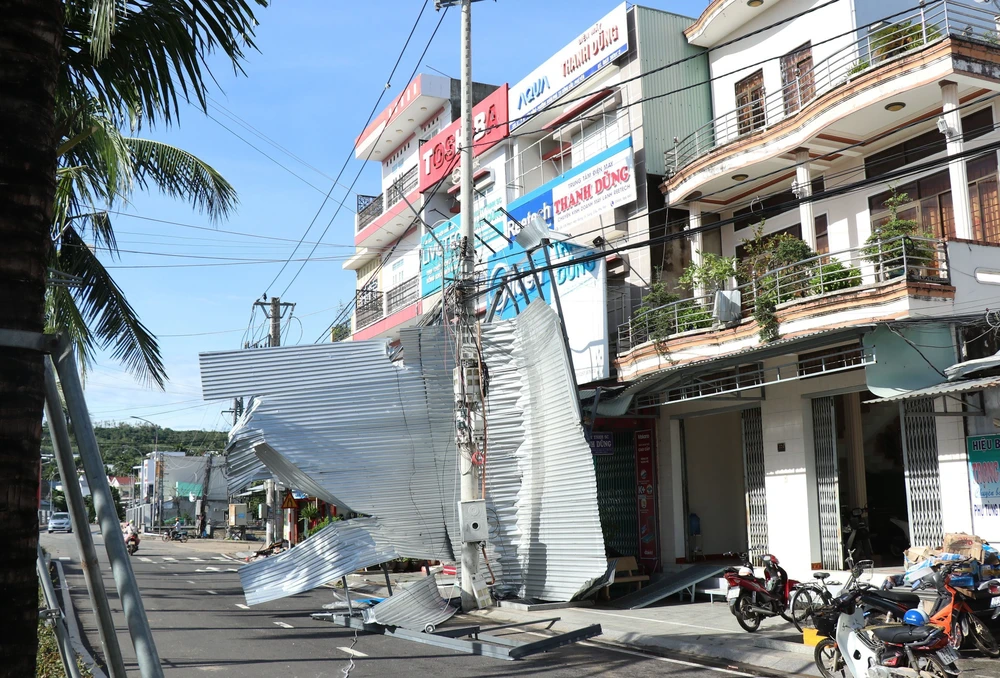 Đắk Lắk: Khẩn trương khắc phục thiệt hại do bão số 13 gây ra - Ảnh 7. Đắk Lắk: Khẩn trương khắc phục thiệt hại do bão số 13 gây ra - Ảnh 7.