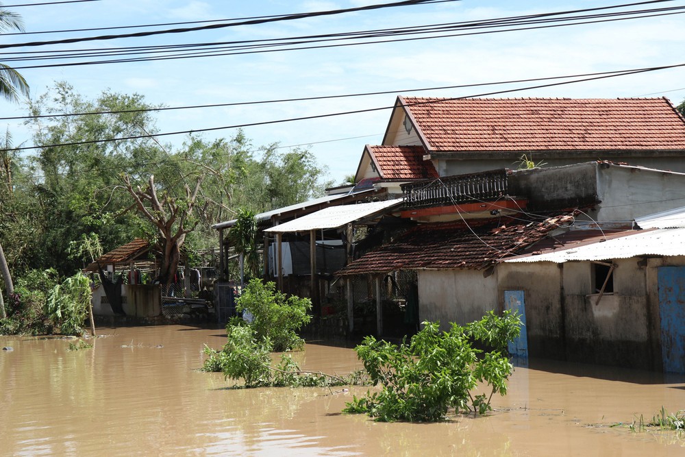 Đắk Lắk: Khẩn trương khắc phục thiệt hại do bão số 13 gây ra - Ảnh 8. Đắk Lắk: Khẩn trương khắc phục thiệt hại do bão số 13 gây ra - Ảnh 8.